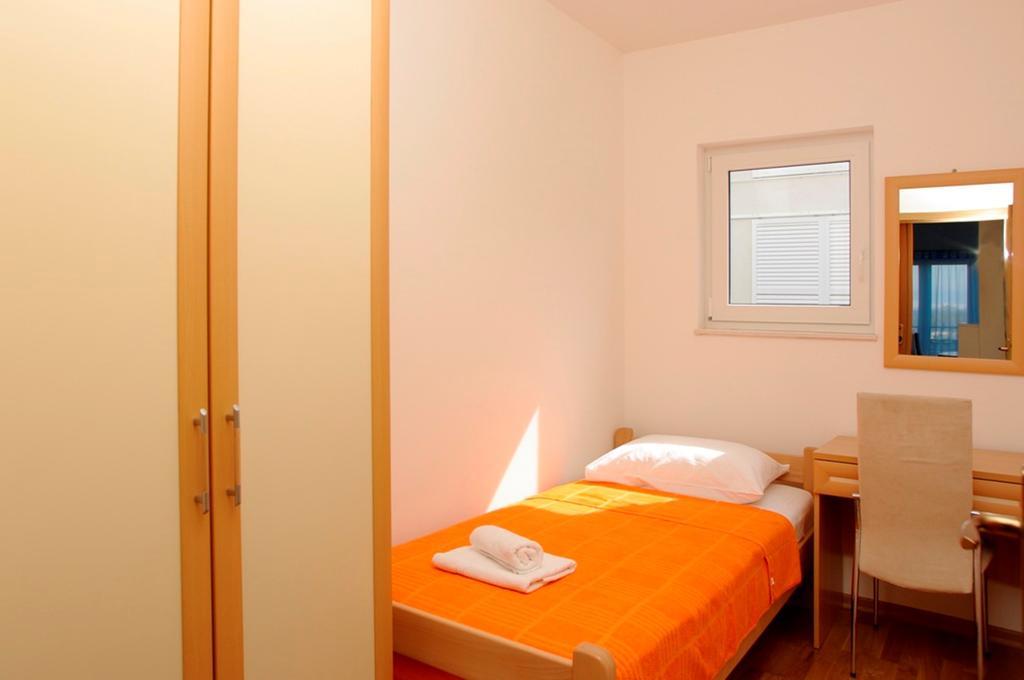 Aparthotel Marina Gromela Mirca  Bilik gambar