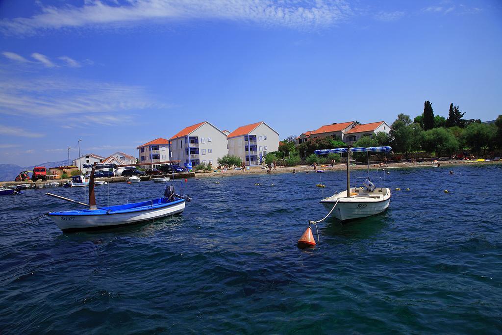 Aparthotel Marina Gromela Mirca  Bilik gambar